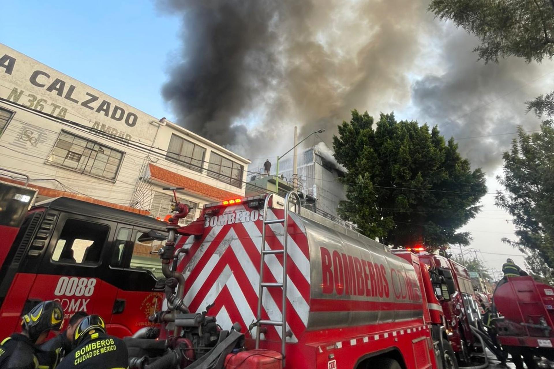 Video: Fuerte incendio en una bodega de la colonia Morelos, CDMX