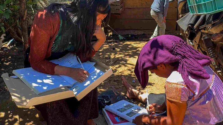 jovenes-tzotziles-luchan-contra-el-analfabetismo-de-adultos-mayores-en-chiapas