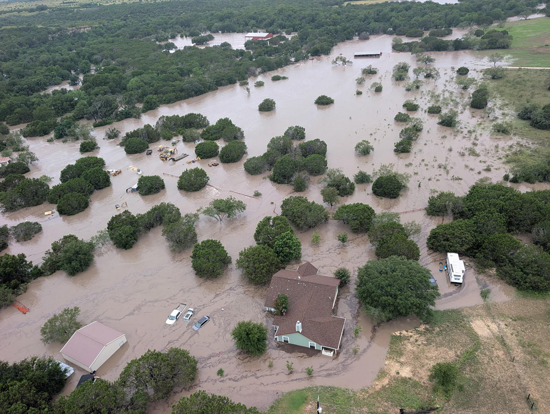Suman 32 muertos por inundaciones en Texas