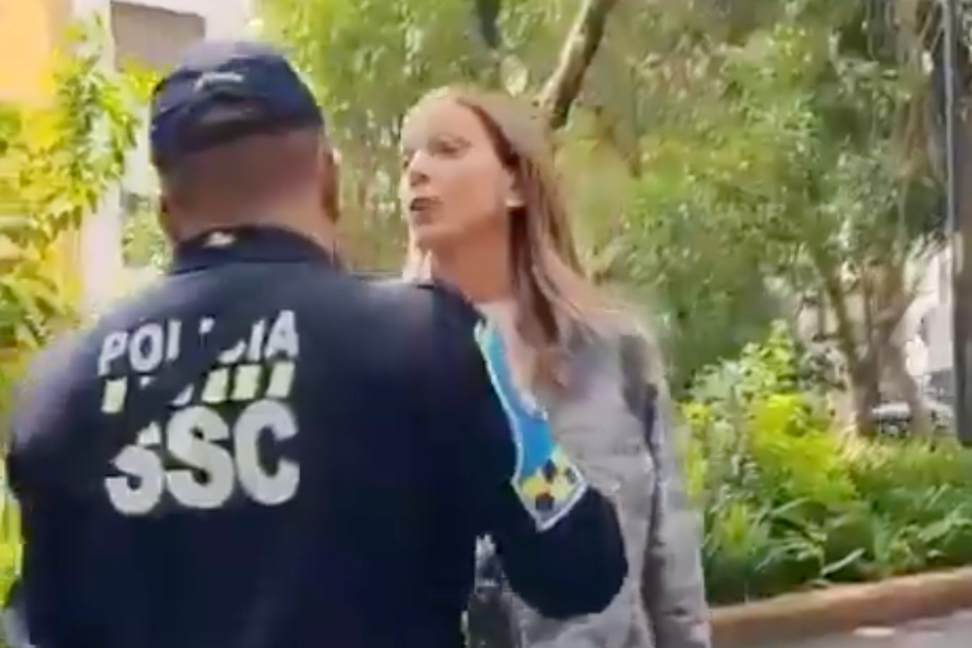 Video: Mujer insulta a policía de CDMX tras no pagar parquímetro en la Condesa