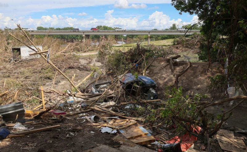 Texas eleva a 120 cifra de muertos por inundaciones - objetos-arrastrados-por-las-lluvias-en-texas