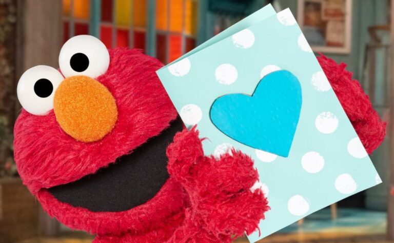personaje-elmo-de-plaza-sesamo-con-tarjeta-de-san-valentin
