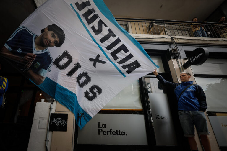 simpatizantes-de-diego-armando-maradona-frente-a-los-tribunales-de-san-isidro-en-buenos-aires