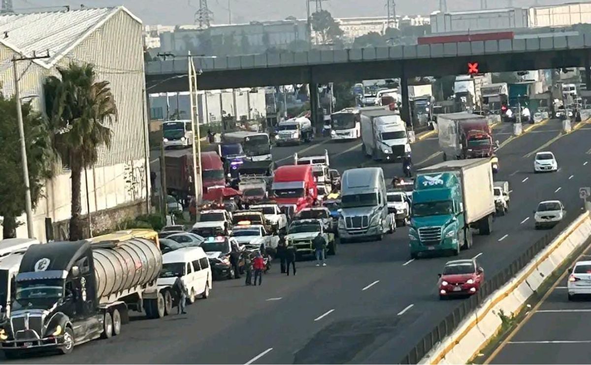 Bloqueos complican la circulación en la autopista México-Querétaro