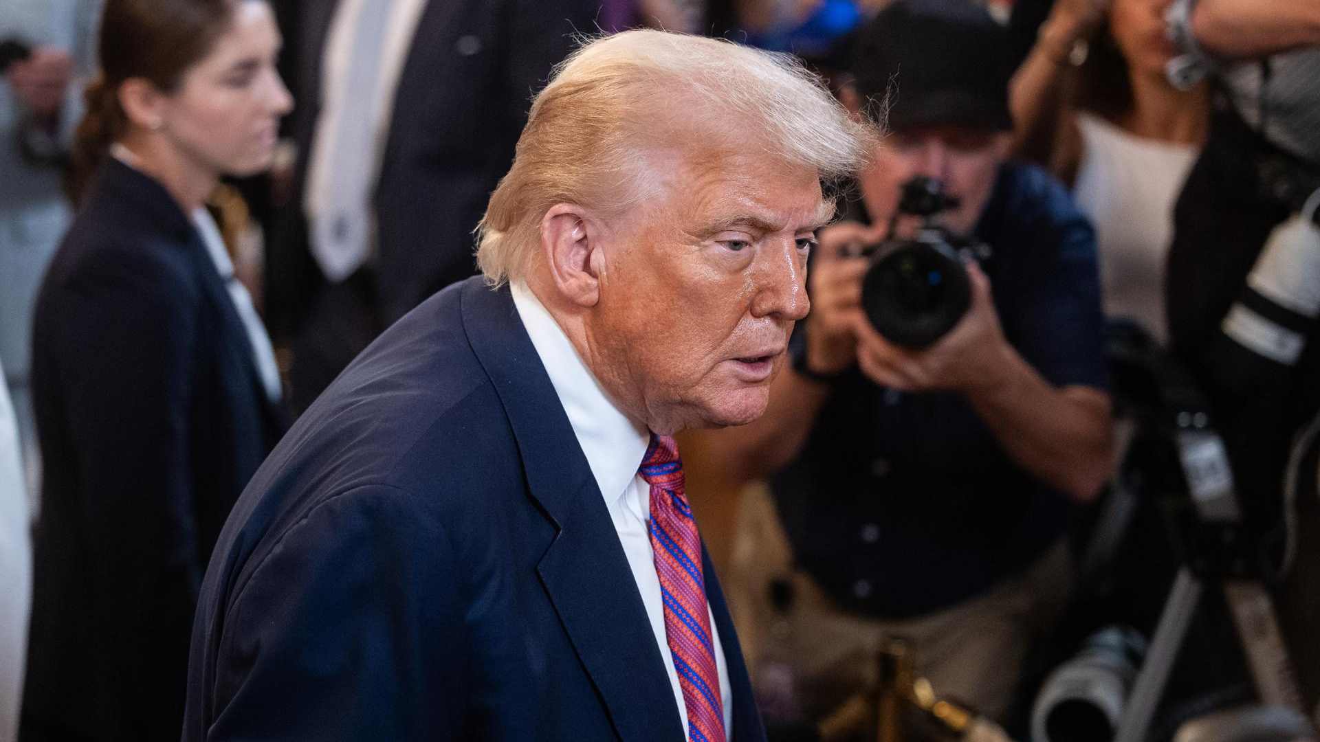 Trump demanda al WSJ y a Murdoch por publicar una carta con su firma enviada a Epstein