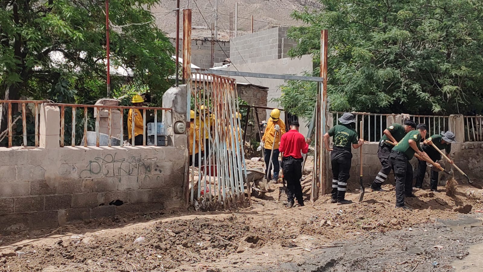 Apoyan combatientes de incendios forestales a juarenses ante contingencia por lluvia