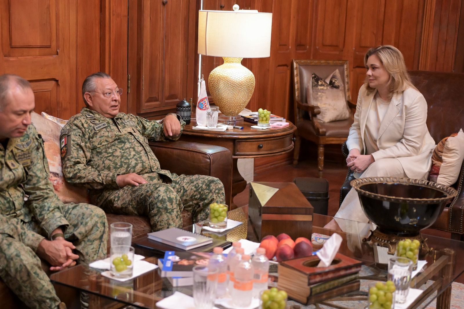 Maru Campos recibe en Palacio de Gobierno al comandante de la XI Región Militar, Eufemio Ibarra Flores