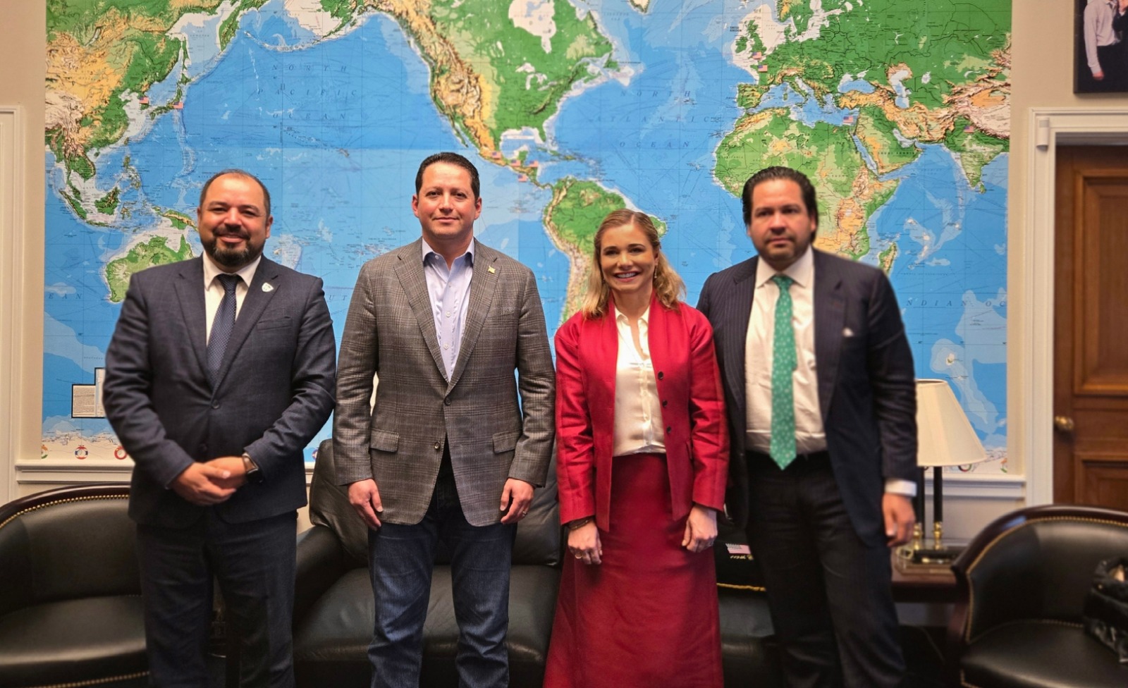 Maru Campos se reúne en Washington con el congresista Tony Gonzales