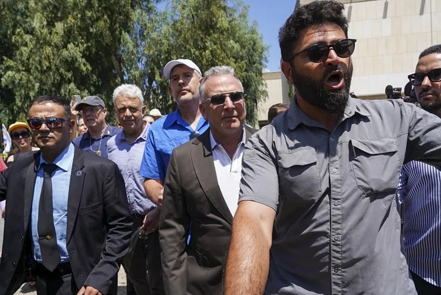 El enviado de Estados Unidos en Oriente Medio, Steve Witkoff (c), acude este sábado a una manifestación para exigir la liberación de los cautivos en Gaza.