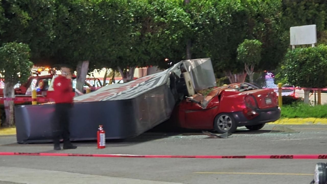 Anuncio espectacular se desploma sobre un automóvil en Coacalco