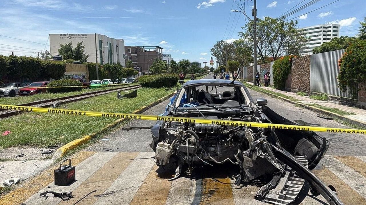 Locomotora se desprende de tren y embiste a varios vehículos en Irapuato; murieron seis personas