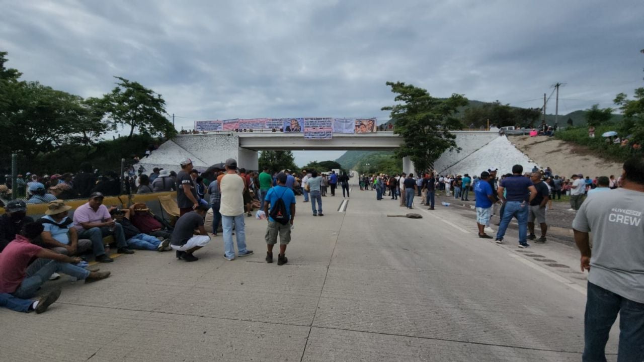 Colapsan la autopista del Sol y la federal México-Acapulco