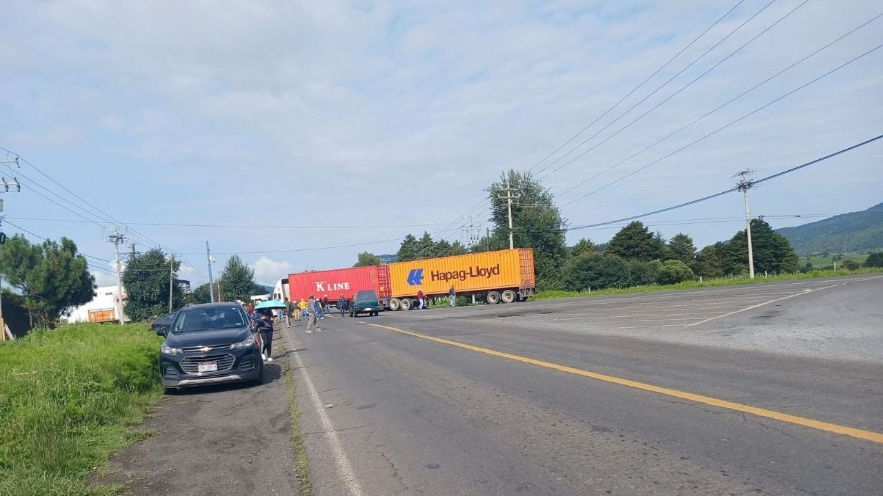 Conmemoran Día de Pueblos Indígenas con bloqueos carreteros en Michoacán