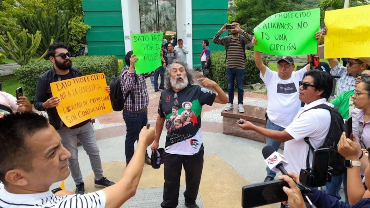Reporteros protestan en Chilpancingo; denuncian intento de censura contra el medio “El Tlacolol”