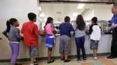 Foto ilustrativa de la nota titulada: Trámites más caros y más gasto en deportaciones: así impactará la ley fiscal de Trump a migrantes