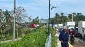 Foto ilustrativa de la nota titulada: Habitantes bloquean carretera Acapulco-Pinotepa; exigen reconstruir comunidades por huracán Erick