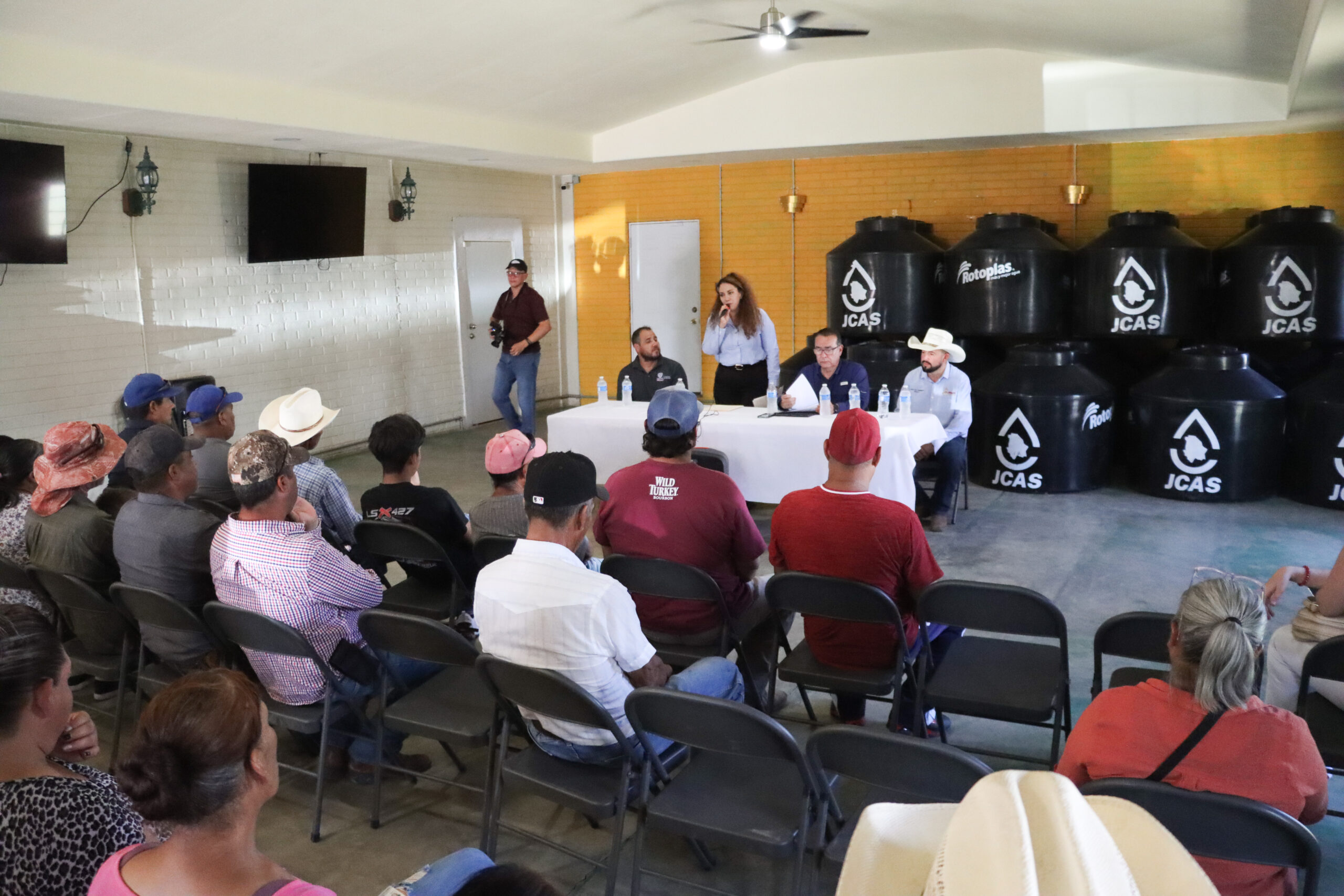 Entrega JCAS tinacos en Matachí para fortalecer el acceso al agua en los hogares