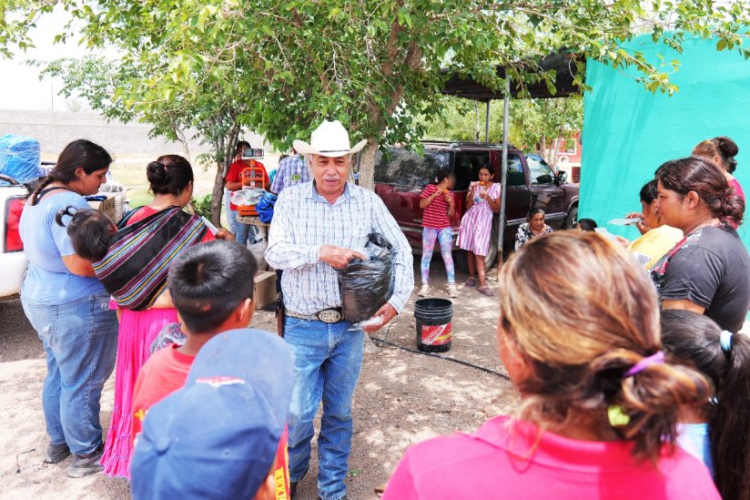 Diputado Arturo Zubía lleva apoyos a la comunidad La Laguna de las Vacas