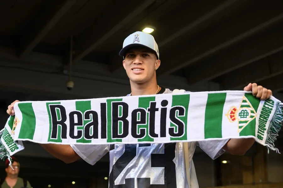 El Betis anuncia el fichaje del colombiano Nelson Deossa hasta 2030