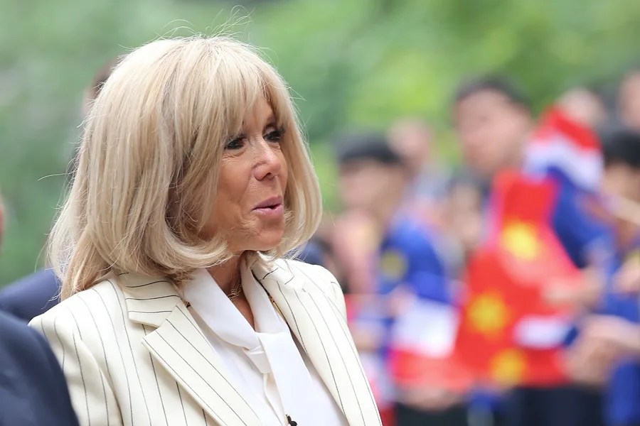 Los Macron presentarán pruebas científicas para demostrar que Brigitte es mujer