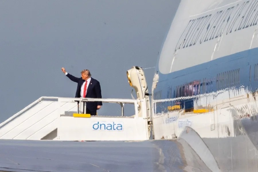 Un piloto es reprendido en EE.UU. por volar cerca del Air Force One: "Presta atención, deja el iPad"