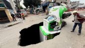 Foto ilustrativa de la nota titulada: Camión de refrescos se hunde en socavón en Iztapalapa tras colapso de drenaje