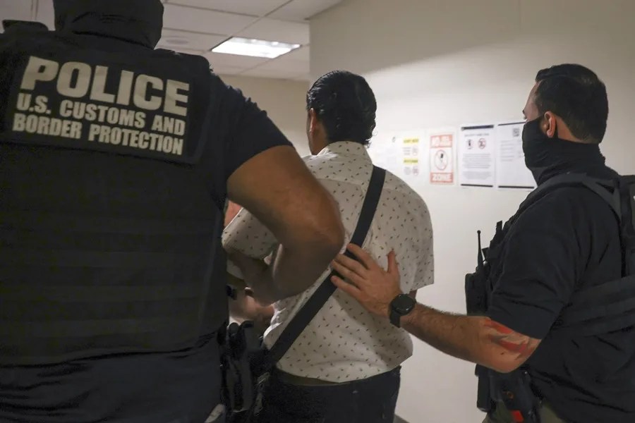 Estados Unidos asegura, sin pruebas, que 1,6 millones de personas se han autodeportado