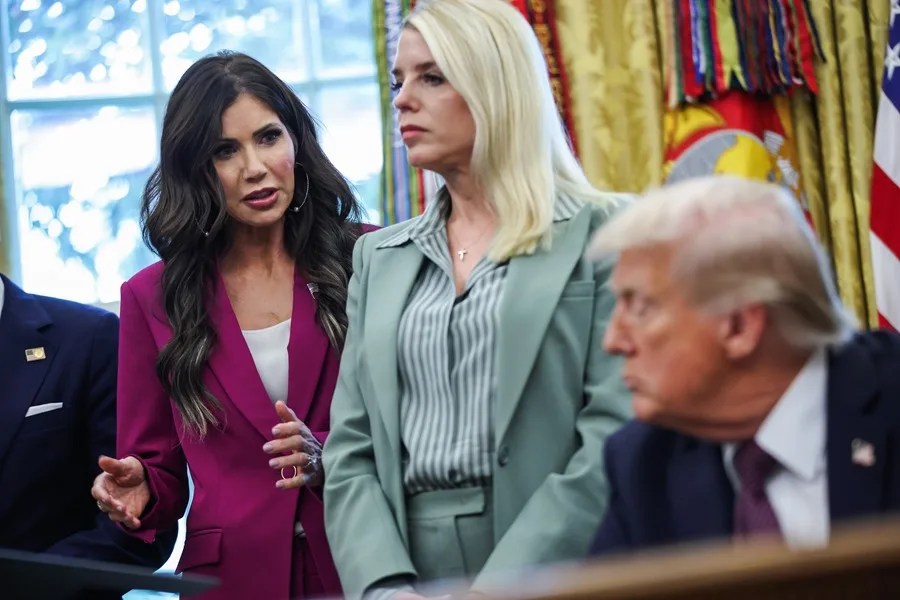 trump_noem_pam_bondi Nueva York acusa al Gobierno Trump de recortar los fondos para contraterrorismo en un 86 %