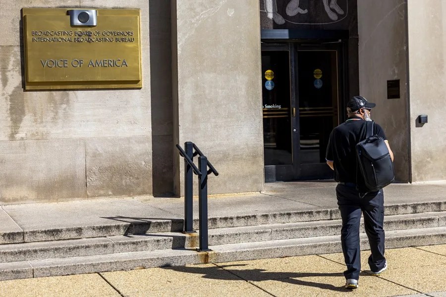 Un juez de EE.UU. bloquea el despido de más de 500 empleados de la Voz de América