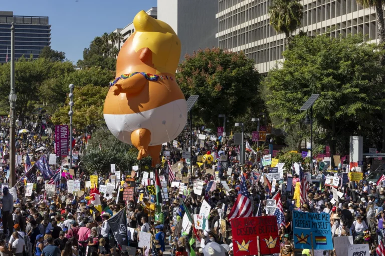 donald-trump-usa-la-ia-para-autoproclamarse-rey-y-responder-a-las-protestas-de-no-kings