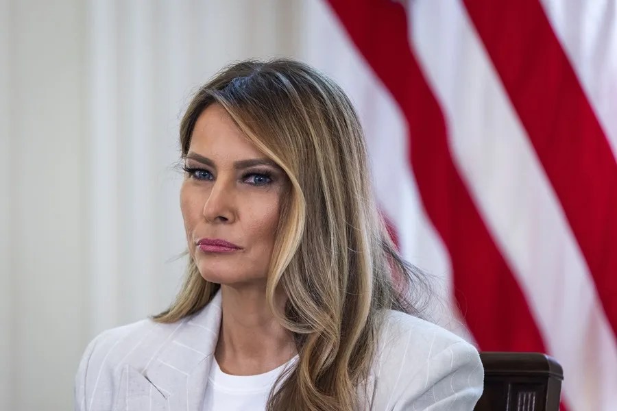 Melania Trump dice sobre las IA que "los robots ya están aquí" y pidió "responsabilidad"