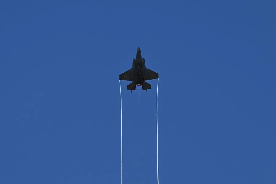 Venezuela denuncia "acoso militar" de aviones de EE.UU. cerca de sus costas en el Caribe