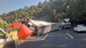 Foto ilustrativa de la nota titulada: Tráiler vuelca en La Pera y desata caos en la México-Cuernavaca; 12 km de fila de autos (Video)