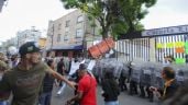 Foto ilustrativa de la nota titulada: Peralvillo: chocan policías y manifestantes durante protesta en Escuela de Homeopatía (Video)