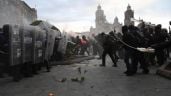 Foto ilustrativa de la nota titulada: Marcha del 2 de octubre concluye con enfrentamientos en el Zócalo; policías y reporteros heridos