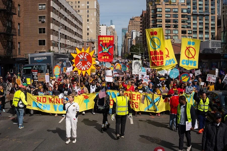 protestas_nueva_york_trump Miles de personas en todo EE.UU. protestan en contra de Trump: "No queremos Reyes"