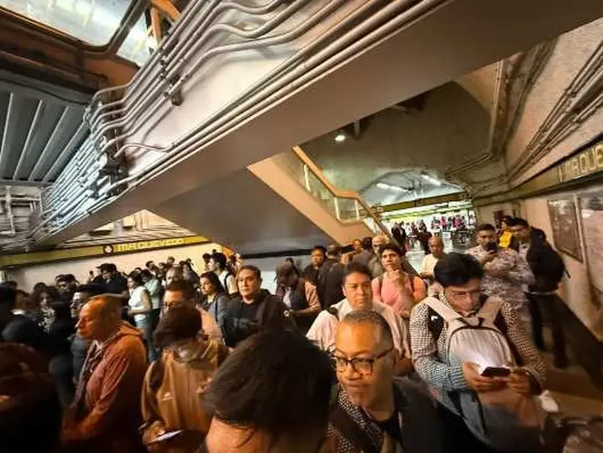 vagones_metro_cdmx_tomados_protestantes_linea_3_hoy_7_octubre_2025_2