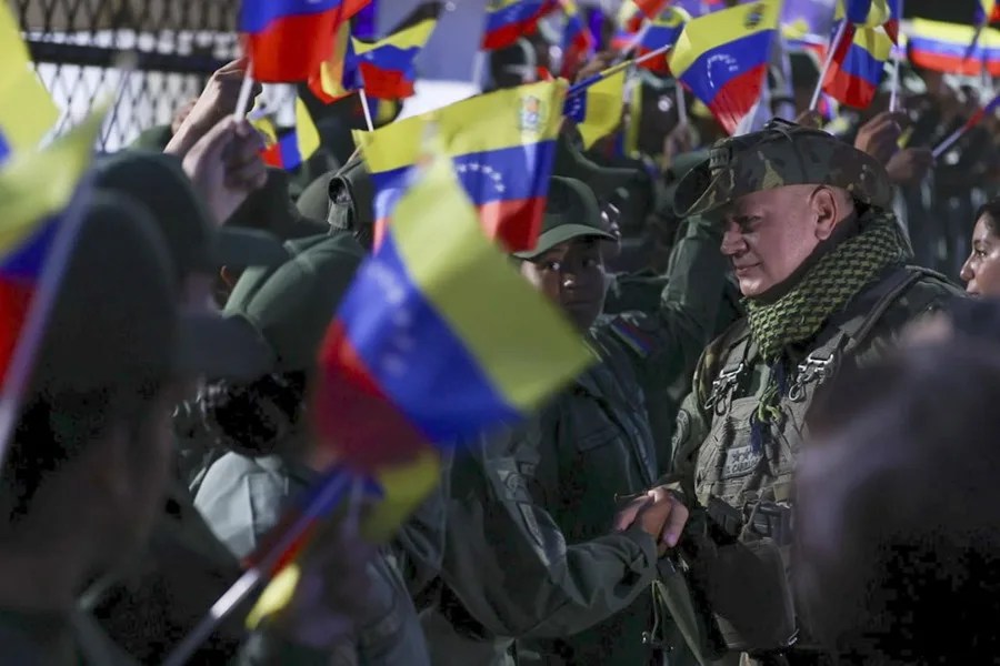 El ministro de Interior de Venezuela dice que las armas "las tiene el pueblo" ante las "amenazas" de Estados Unidos