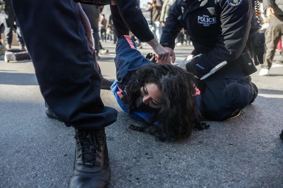arresto_policia_nueva_york Varios manifestantes fueron arrestados por bloquear el paso a agentes migratorios en Nueva York