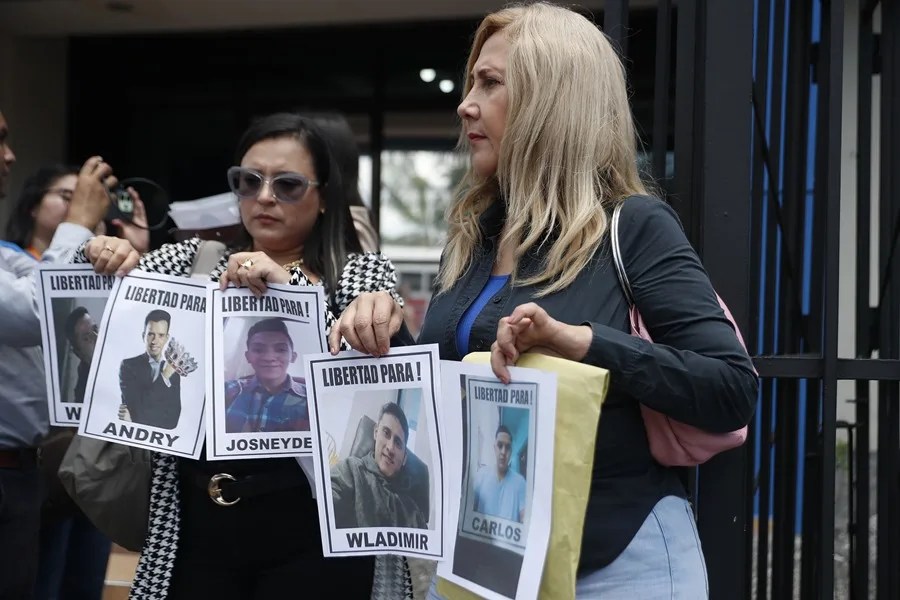 Los venezolanos enviados por EE.UU. a la cárcel de Bukele denuncian torturas, revela HRW