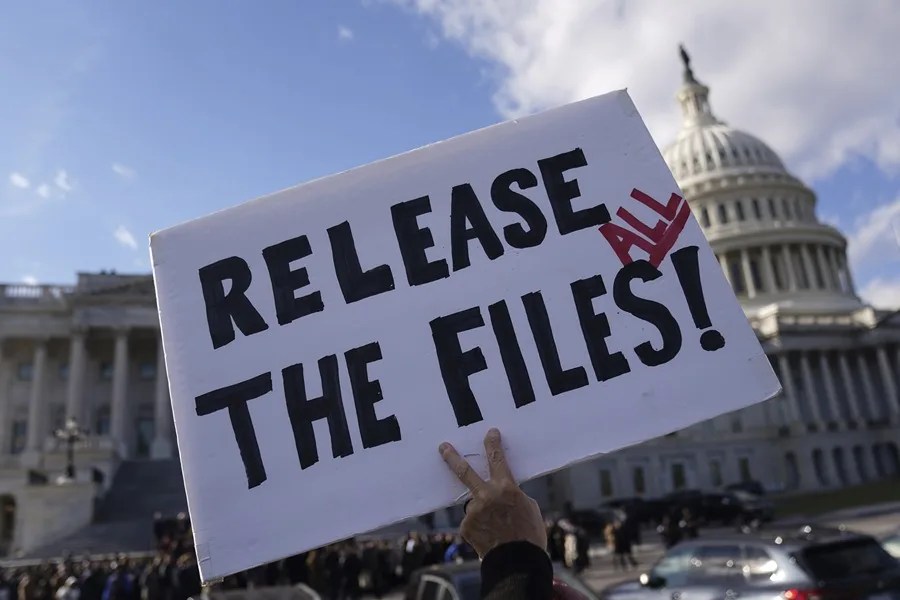 El exsecretario del Tesoro de Bill Clinton se aparta de la vida pública tras revelarse nuevos correos con Epstein