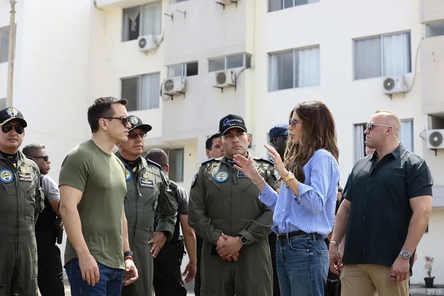 La secretaria de Seguridad de EE.UU. evalúa la zona para una posible base en la costa de Ecuador