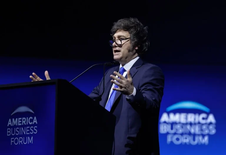 epa8302-usa-miami-business-forum