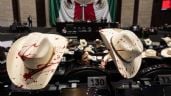 Foto ilustrativa de la nota titulada: Diputados del PRI protestan con sombreros “ensangrentados” por asesinato de Carlos Manzo (Video)