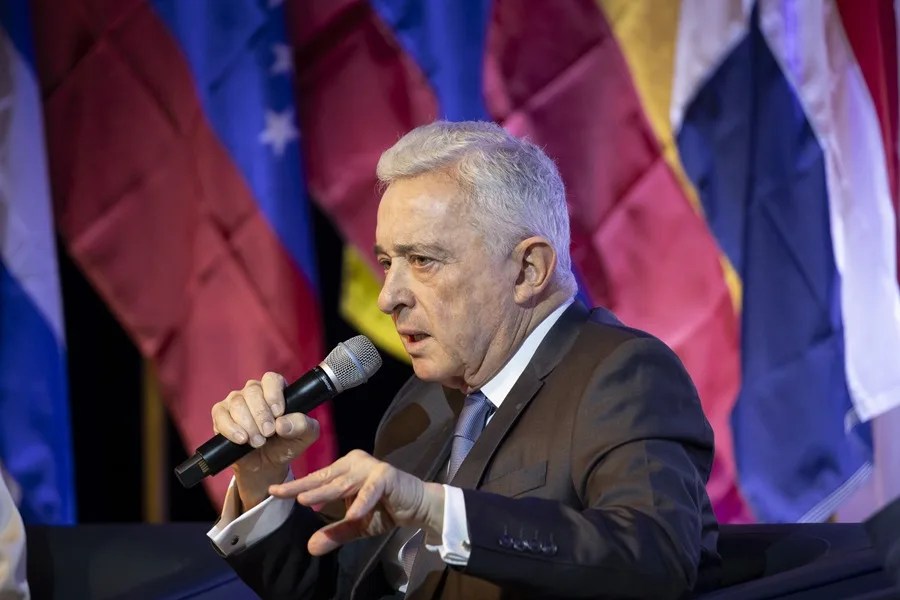 obj_20251112t204349s0012i_1_299_1_43_3_1 Álvaro Uribe