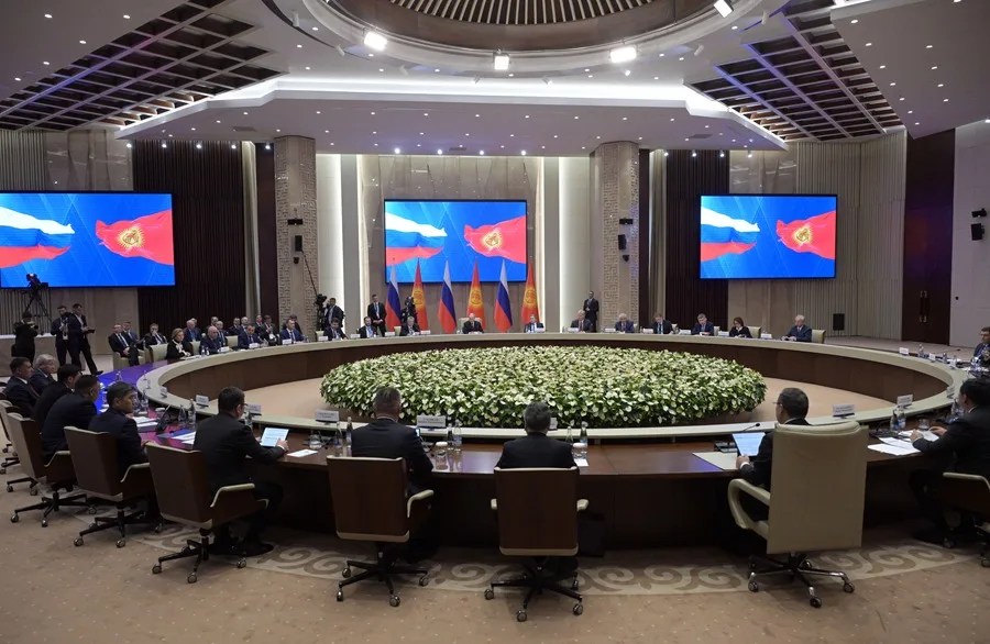 rusia-putin El presidente ruso, Vladímir Putin (centro, atrás), y el presidente kirguiso, Sadyr Japarov, asisten a una reunión de formato ampliado en el edificio de la Administración Presidencial Yntymak Ordo en Biskek, Kirguistán