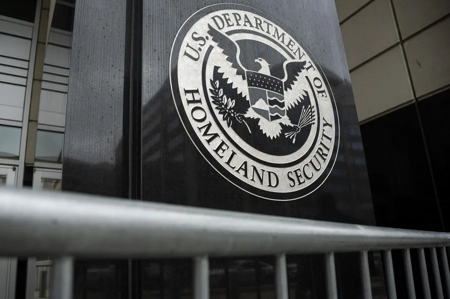 Un tribunal de apelaciones rechaza la deportación rápida de migrantes de la Administración Trump