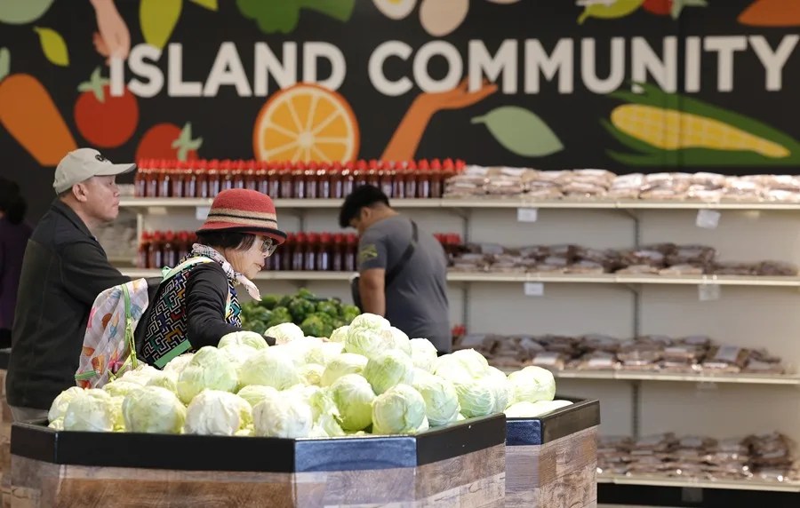 subsidios Los clientes compran en las nuevas instalaciones del Banco de Alimentos de Alameda