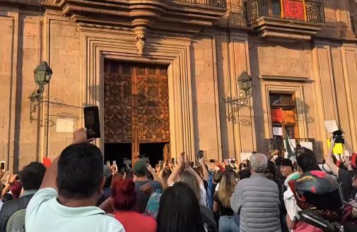toman-el-palacio-de-gobierno-de-morelia-en-protesta-por-el-asesinato-de-carlos-manzo-1