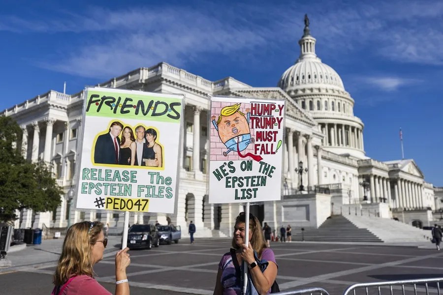 trump-epstein-4 Jeffrey Epstein insinuó que Trump sabía de sus abusos y que "pasó horas" con una de las víctimas